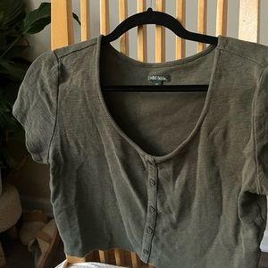 Green cropped button tee